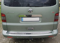 Volkswagen T5 Multivan 2003–2010 Rekisterikilven yläpuolinen koristelista takaluukkuun (ruostumaton teräs) kuva 5