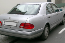 Mercedes E-sarja W210 1995–2002 Rekisterikilven ylälista (Sedan) Kromattu muovi kuva 1