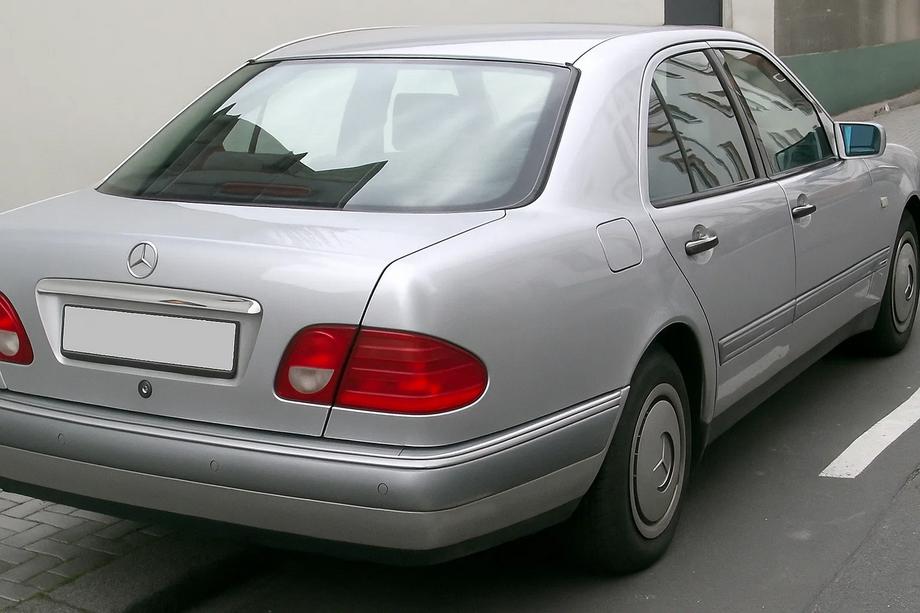 Mercedes E-sarja W210 1995–2002 Rekisterikilven ylälista (Sedan) Kromattu muovi Image