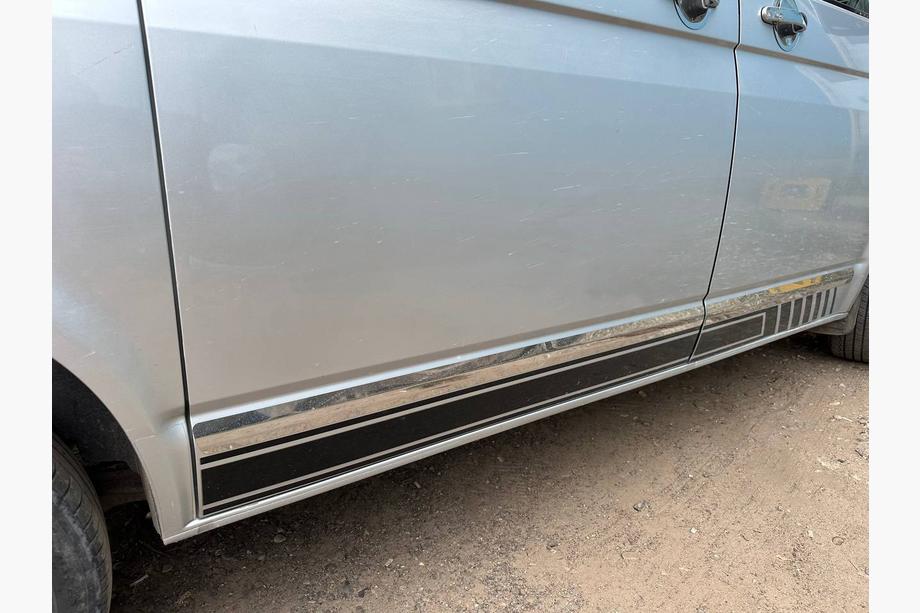 Volkswagen T5 Transporter 2003–2010 Oven kromilistat (ruostumaton teräs) 1 ovi, pitkä akseliväli, Carmos – turkkilainen teräs Kuva 9