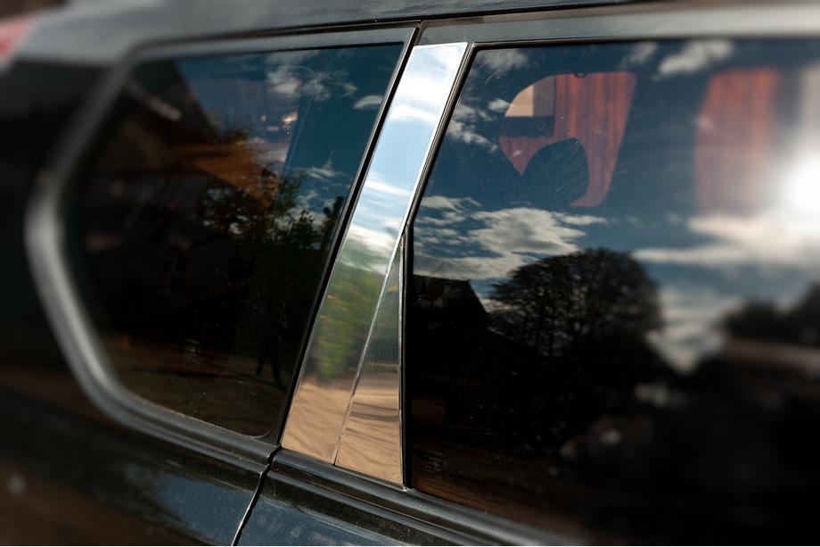 Nissan X-trail T31 2007–2014 Ovipilarien kromilistat (8 kpl, ruostumaton teräs) Kuva 5