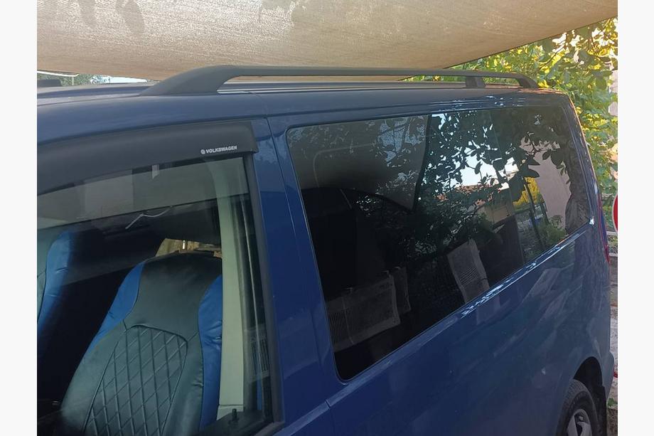 Volkswagen T5 Multivan 2003–2010 Mustat kattokaiteet Lyhyt akseliväli, metallijalat Kuva 19