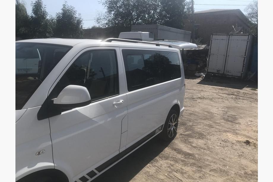 Volkswagen T5 Multivan 2003–2010 Mustat kattokaiteet Lyhyt akseliväli, metallijalat Kuva 9