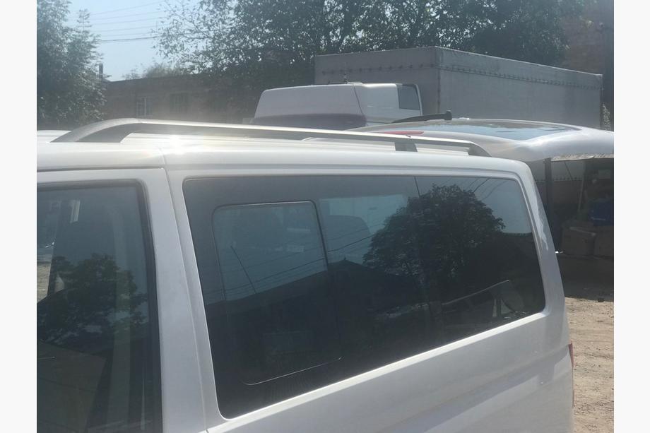 Volkswagen T5 Caravelle 2004–2010 Mustat kattokaiteet Lyhyt akseliväli, muovijalat Kuva 9