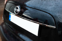 Nissan Juke 2010–2019 Kromilista rekisterikilven yläpuolelle (ruostumaton teräs) OmsaLine – italialainen ruostumaton teräs kuva 3