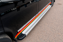 Volkswagen T5 2010–2015 Maya V2 sivuportaat (2 kpl, alumiini) Lyhyt akseliväli kuva 4