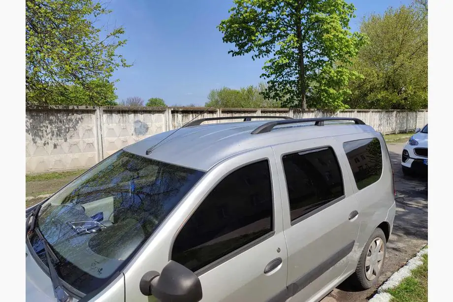 Renault Logan MCV 2005–2013 Mustat kattokaiteet Kuva 1