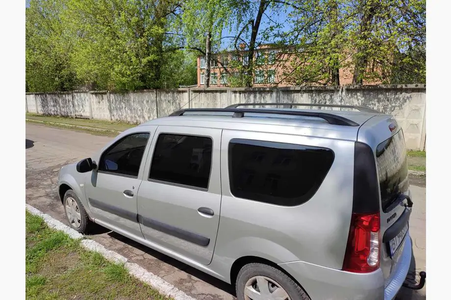 Renault Logan MCV 2005–2013 Mustat kattokaiteet Kuva 2