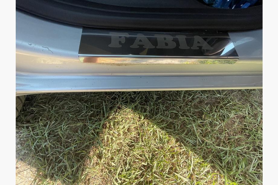 Skoda Fabia 2007–2014 Carmos-kynnyslistat (4 kpl, ruostumaton teräs) Image