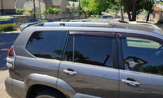 Toyota Land Cruiser Prado 120 2002–2009 Kromatut turkkilaiset kattokaiteet Muoviset jalat kuva 2
