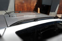Toyota Rav 4 2006–2013 Mustat turkkilaiset kattokaiteet Lyhyt akseliväli, muovijalat kuva 4