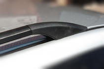 Toyota Rav 4 2006–2013 Mustat turkkilaiset kattokaiteet Lyhyt akseliväli, muovijalat kuva 11