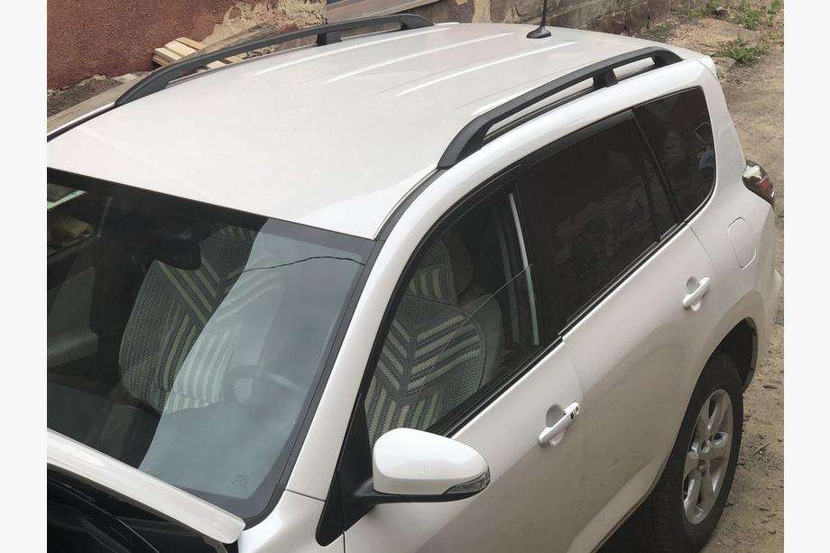 Toyota Rav 4 2006–2013 Mustat turkkilaiset kattokaiteet Pitkä akseliväli, metallijalat Kuva 8