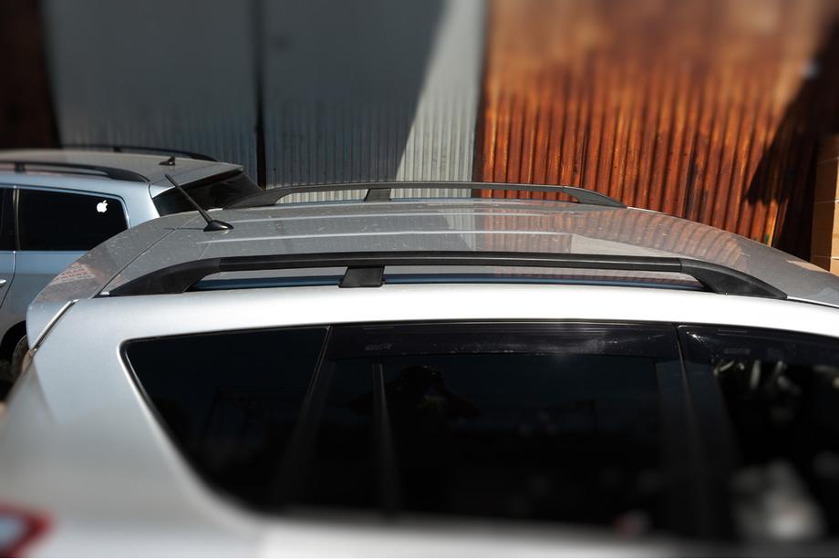 Toyota Rav 4 2006–2013 Mustat turkkilaiset kattokaiteet Pitkä akseliväli, metallijalat Kuva 6