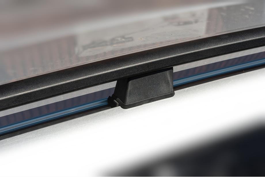 Toyota Rav 4 2006–2013 Mustat turkkilaiset kattokaiteet Pitkä akseliväli, metallijalat Kuva 10