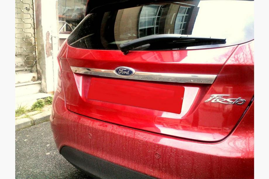 Ford Fiesta 2008–2017 Kromilista rekisterikilven yläpuolelle (ruostumaton teräs) OmsaLine – italialainen ruostumaton teräs Image