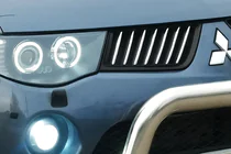Mitsubishi L200 2006–2015 Maskilistat jäähdyttimen säleikköön (14 kpl, ruostumaton teräs) kuva 1