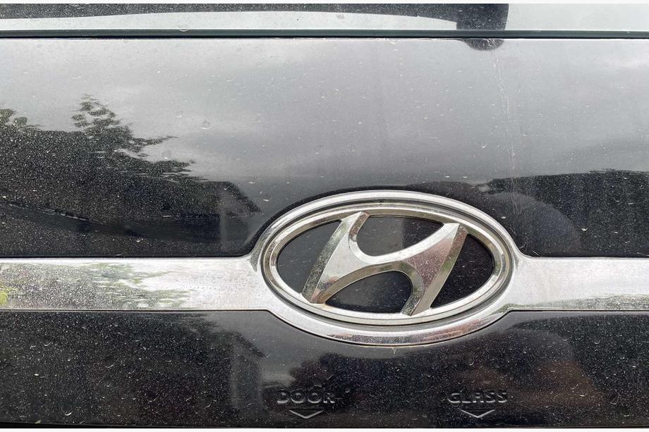 Hyundai Tucson JM 2004– Embleemi (itsekiinnittyvä tarra, 125 mm (65 mm)) Image