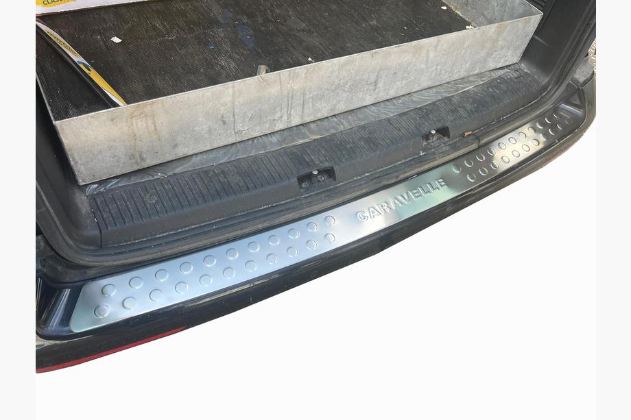 Volkswagen T5 Caravelle 2004–2010 Suora takapuskurin suojalista (Omsa, ruostumaton teräs) Matta Image