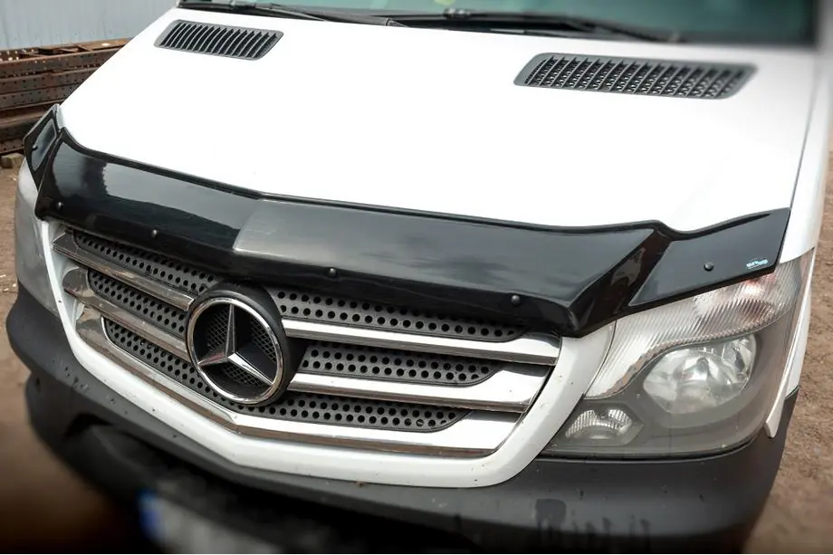 Mercedes Sprinter W906 2006–2018 Konepellin tuuliohjain 2013+ (V1, EuroCap) Kuva 1