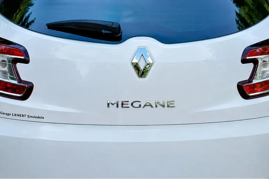 Renault Megane III 2009–2016 Megane-teksti 908897337R (270 mm x 25 mm) Image