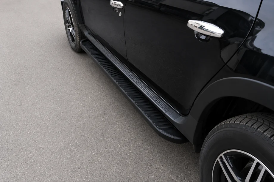 Dacia Duster 2008–2018 Tayga V1 Black sivuastinlaudat (2 kpl, alumiini) Image