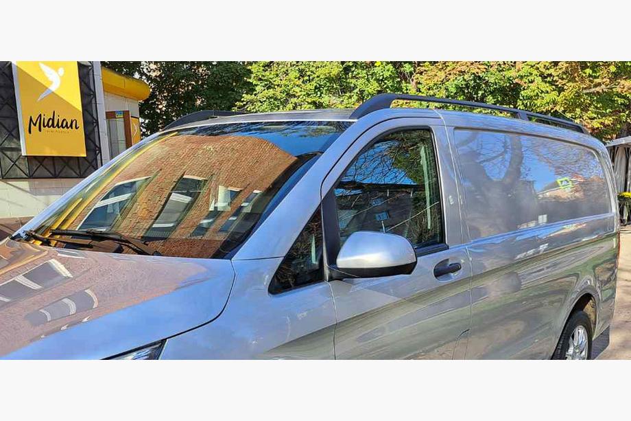Mercedes Vito/V-class W447 2014– Mustat kattokaiteet ELITE (muovijalat) Pitkä akseliväli (LONG) Kuva 17