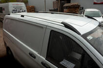 Mercedes Vito/V-class W447 2014– ELITE kromatut kattokaiteet (muovijalka) Lyhyt akseliväli (Short, Compact) kuva 1