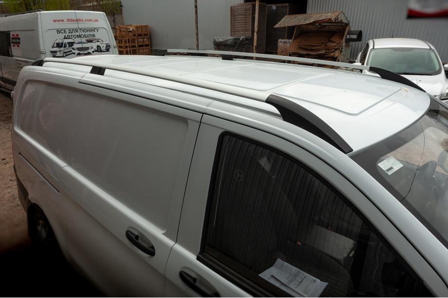 Mercedes Vito/V-class W447 2014– ELITE kromatut kattokaiteet (muovijalka) Lyhyt akseliväli (Short, Compact) Image