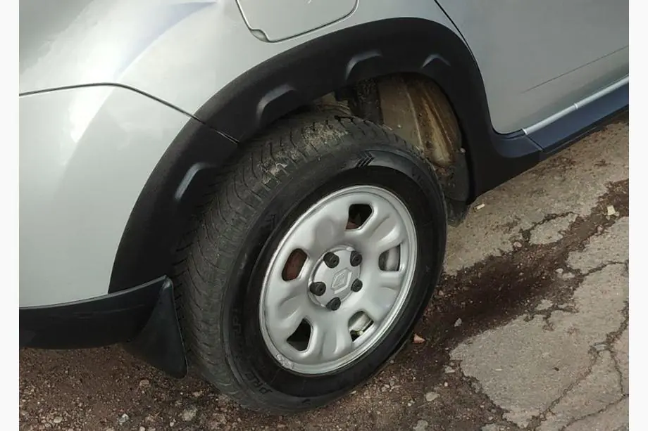 Dacia Duster 2008–2018 Lokasuojan kaarilevikkeet ulokkeilla (8 kpl, muovi) Kuva 10