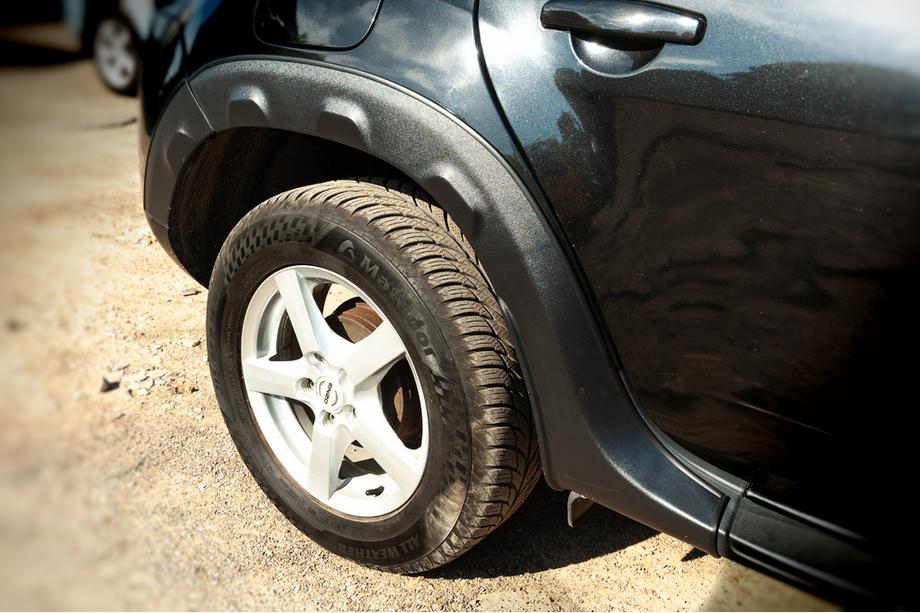 Dacia Duster 2008–2018 Lokasuojan kaarilevikkeet ulokkeilla (8 kpl, muovi) Image