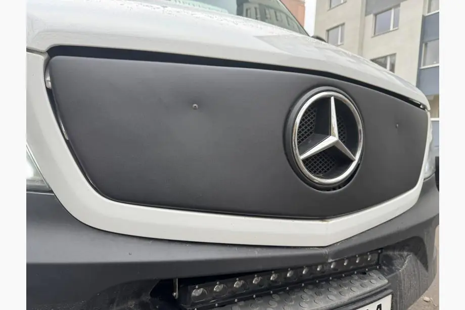 Mercedes Sprinter W906 2006–2018 Jäähdyttimen säleikön talvisuoja V1 (2013↗) Kuva 2
