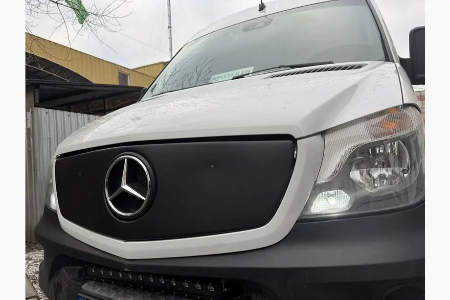 Mercedes Sprinter W906 2006–2018 Jäähdyttimen säleikön talvisuoja V1 (2013↗) Kuva 3