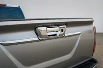 Nissan Navara/NP300 2016– Takaluukun kahvan suojus (ilman kameraa, ruostumaton teräs) kuva 1