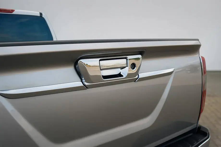 Nissan Navara/NP300 2016– Takaluukun kahvan suojus (ilman kameraa, ruostumaton teräs) Image