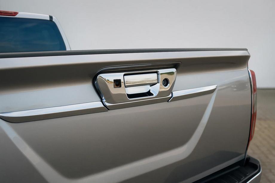 Nissan Navara/NP300 2016– Takakahvan suojus (kameralle, ruostumaton teräs) Image