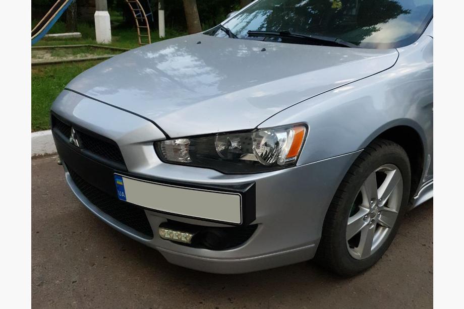 Mitsubishi Lancer X 2008– Rekisterikilven teline (muovi) Mattamusta Image