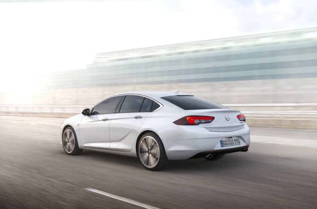 Katsaus uuteen Opel Insignia -liftbackiin
