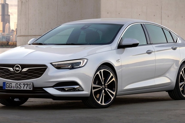 Katsaus uuteen Opel Insignia -liftbackiin