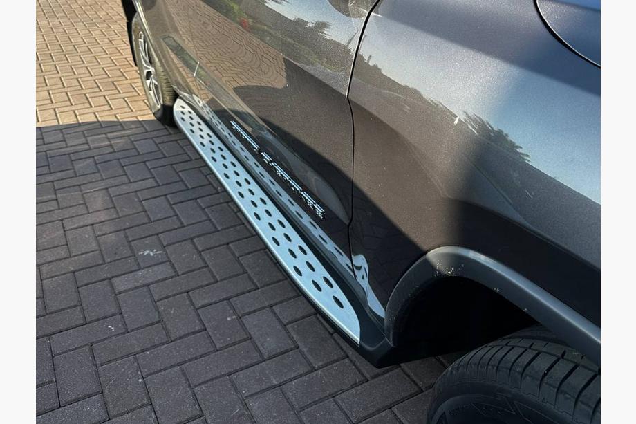 Jeep Grand Cherokee WK2 2010–2021 Alkuperäiset sivuportaat (2 kpl) Image