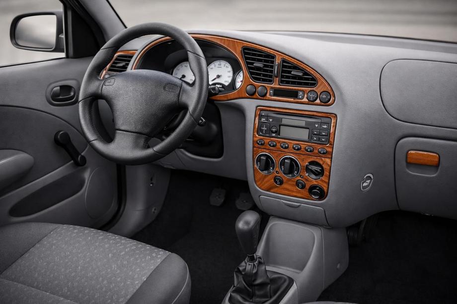 Ford Fiesta 1995–2001 Kojelaudan peitepaneelit (1999-2001) Kuva 1