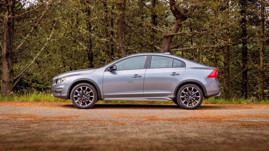 Ruotsalainen Volvo S60 Cross Country -sedan entistä maastokykyisempi