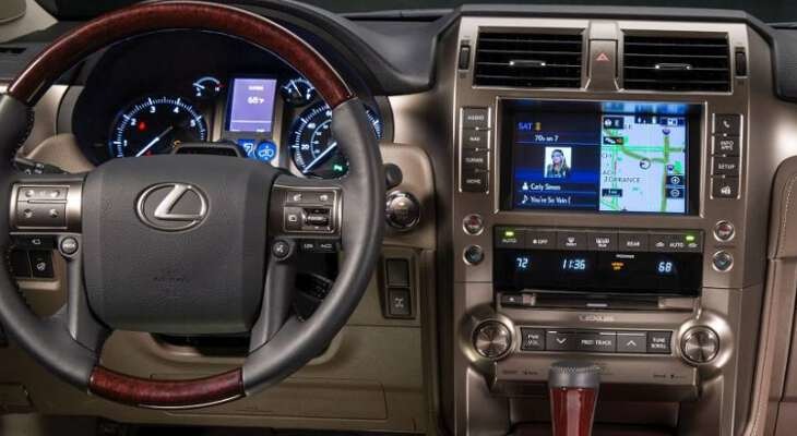 Karkeaa voimaa ja hienostuneisuutta uudistuneessa Lexus GX 460 -maasturissa