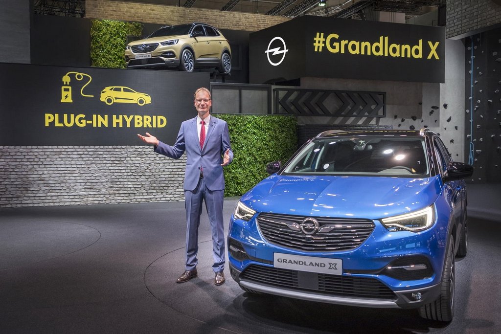Opel esitteli ensimmäisen hybridiautonsa