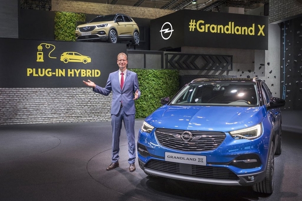 Opel esitteli ensimmäisen hybridiautonsa