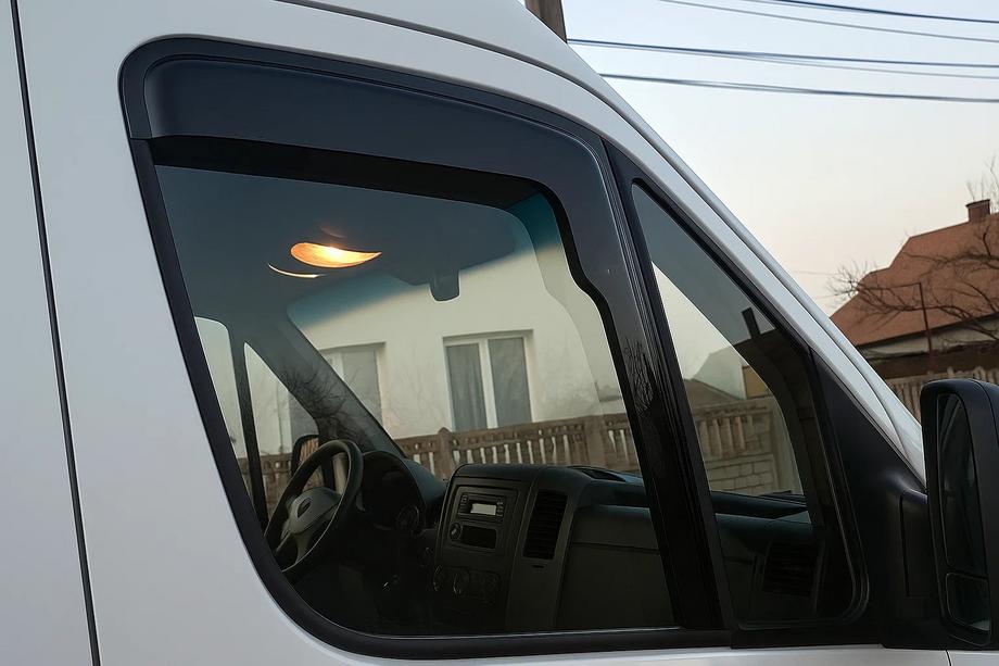 Mercedes Sprinter W906 2006–2018 Liimattavat ikkunatuuliohjaimet (2 kpl, HIC) Kuva 2