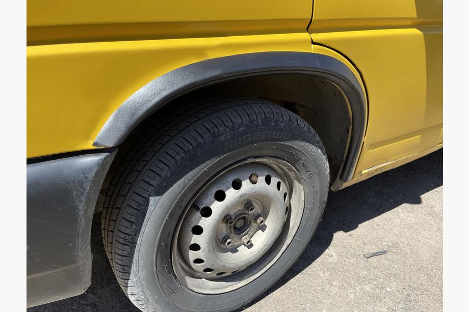 Volkswagen T4 Caravelle/Multivan 1990–2003 Pyöränkaaren listat (4 kpl, muovi) Image