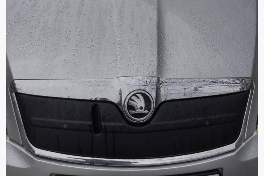 Skoda Octavia II A5 2010–2013 Talvisuoja jäähdyttimensäleikköön (yläosa) Kiiltävä Kuva 2