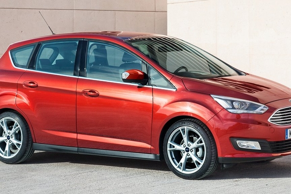 Katsaus kompaktiin viisipaikkaiseen Ford C-Max -minitila-autoon