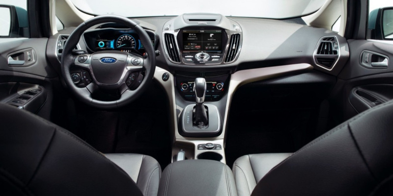 Katsaus kompaktiin viisipaikkaiseen Ford C-Max -minitila-autoon